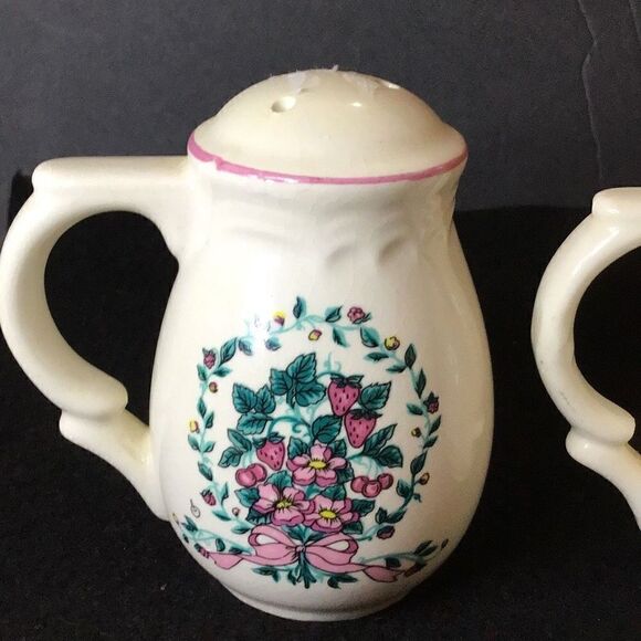 Beautiful vintage Berry, vine, and bouquet, salt, and pepper shakers ￼￼ - Picture 3 of 6